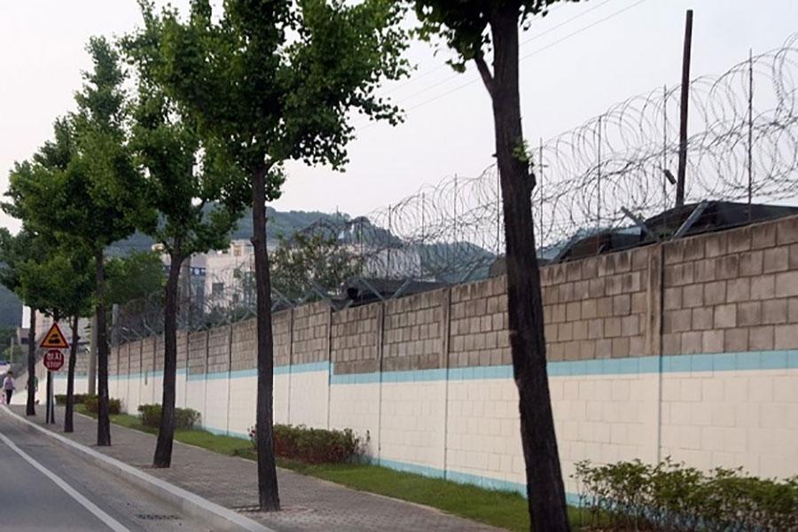 Старый забор с колючей проволокой на базе США в Корее