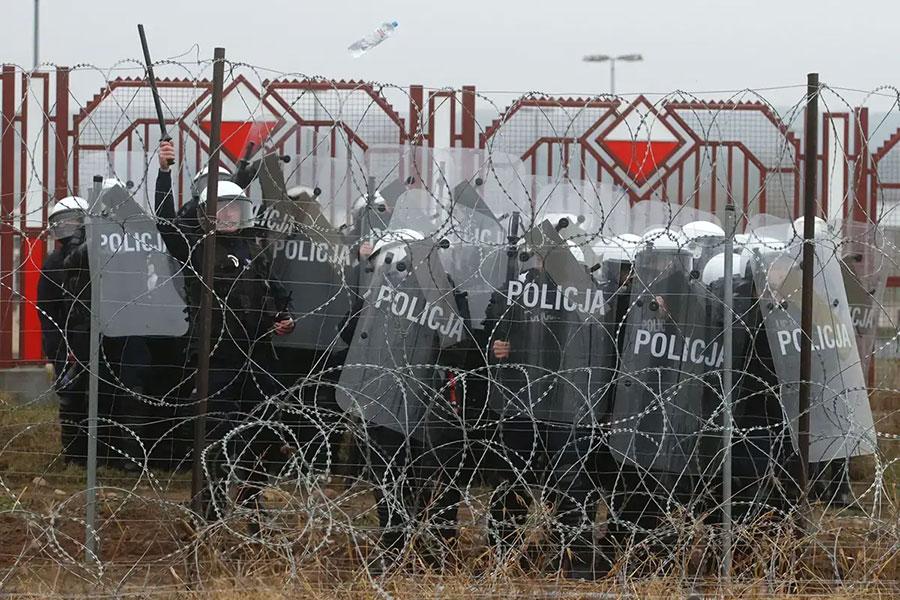 Ограждение из колючей проволоки на белорусской границе