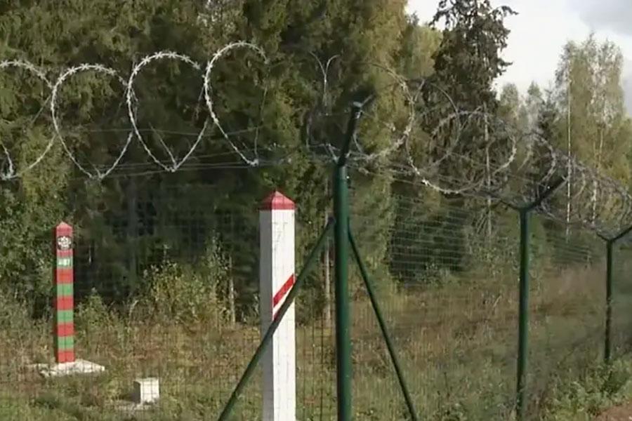 Временный забор с колючей проволокой в Латвии