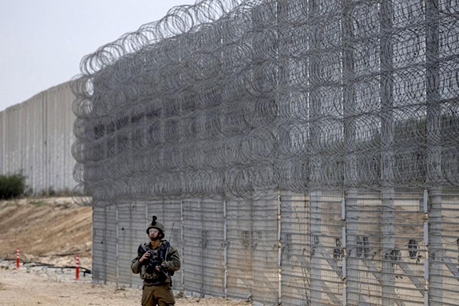 Новый забор из колючей проволоки в Израиле