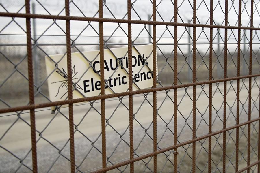Электрический забор и колючая проволока на границе Венгрии