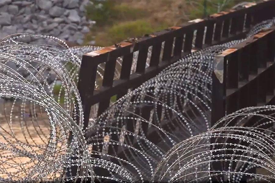 Забор и колючая проволока на границе Техаса с Мексикой