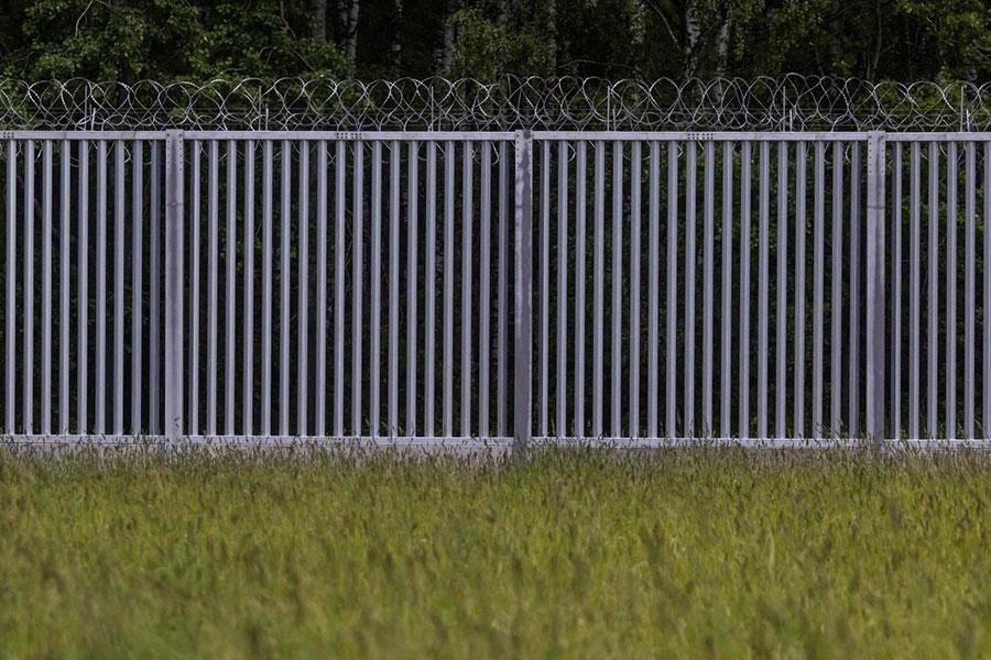 Новый забор и колючая проволока на границе Польши с Беларусью