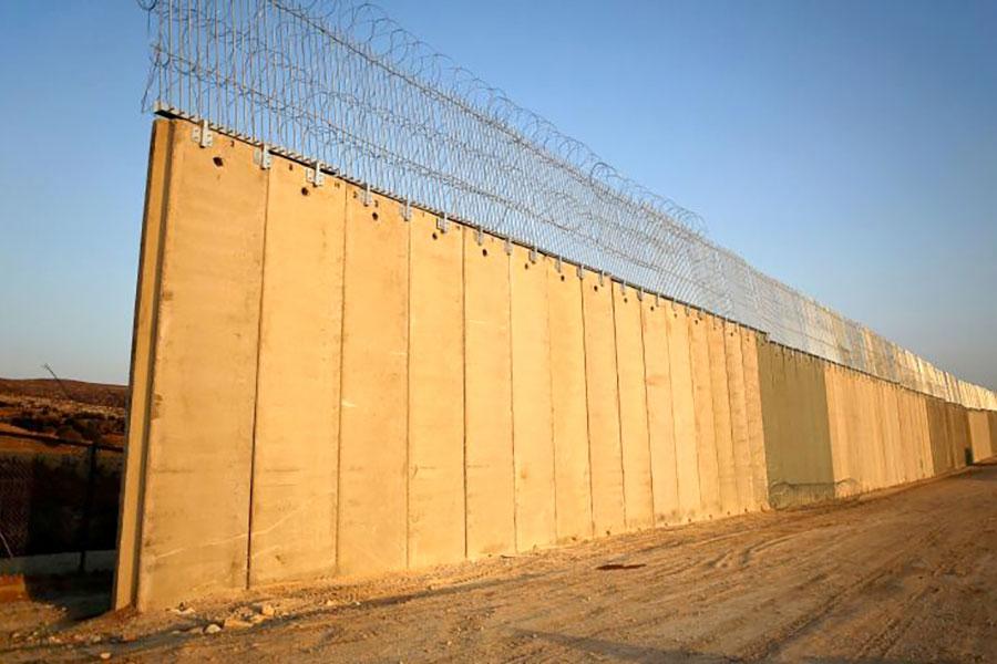 Новый забор в Израиле с колючей проволокой
