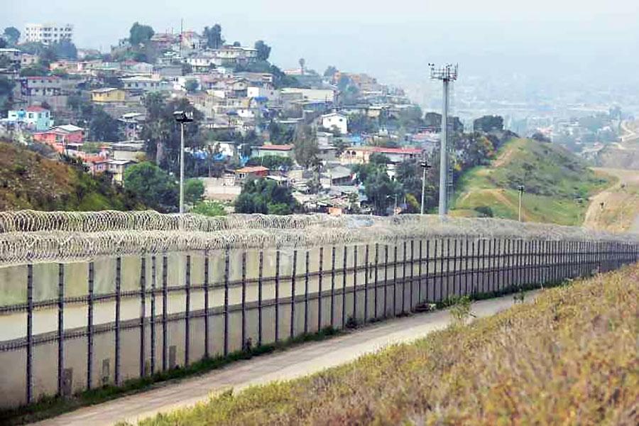 Забор с колючей проволокой возле Сан-Исидро