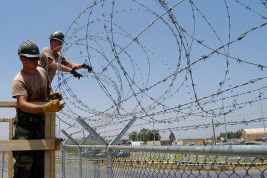 Монтаж спіралі Бруно на огородження