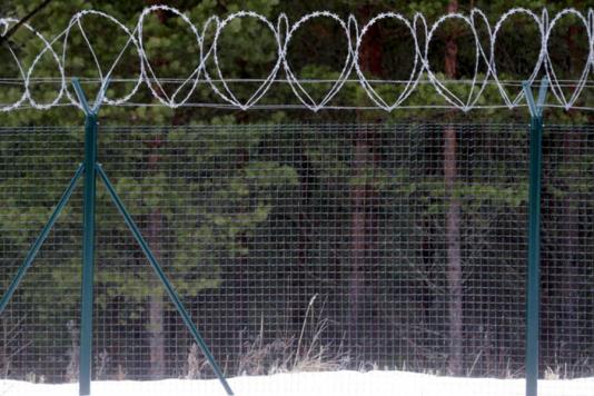 Колючий дріт на паркані