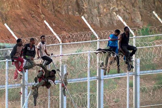 Огородження з колючим дротом в Сеута