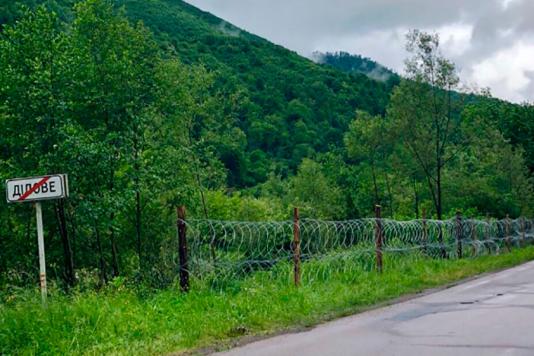 Огорожа з колючого дроту в Діловому на Закарпатті