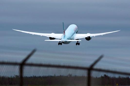 Аеропорт, літак та колючий дріт