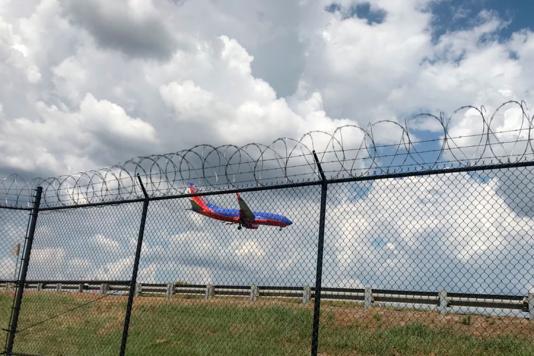 Забір зі спіральним загородженням з колючого дроту в аеропорту