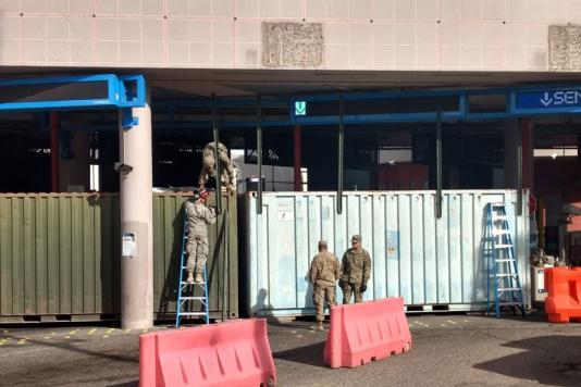 Контейнери з колючим дротом на кордоні з Мексикою