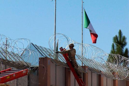 Монтаж спірального загородження з колючого дроту на кордоні з Мексикою