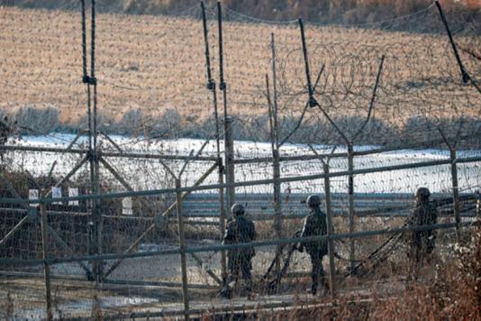 Солдат утік з Північної Кореї через кордон з колючим дротом