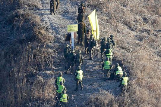 Перевірка знищення постів і колючого дроту між Кореями