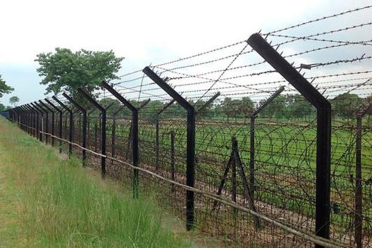 Колючі загородження на індійсько-бангладешському кордоні