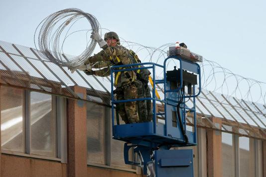 Установка спіральних загороджень з колючого дроту військовими