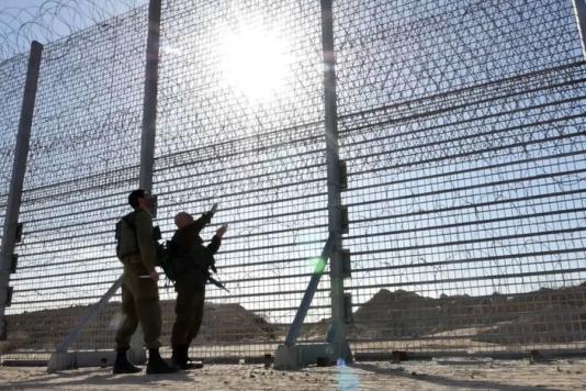 Колючий дріт і розумний паркан в Ізраїлі на кордоні з сектором Газа