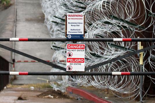 Нові загородження з колючого дроту на паркані в Ногалесі