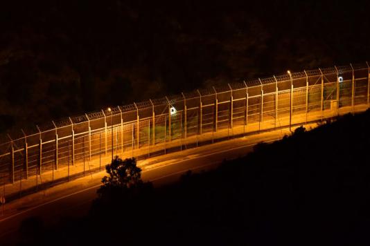 Колючий дріт та подвійний паркан на кордоні Іспанії та Марокко