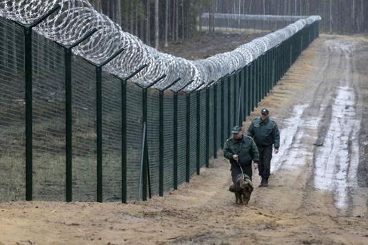 Паркан і колючий дріт на кордоні Латвії і Росії