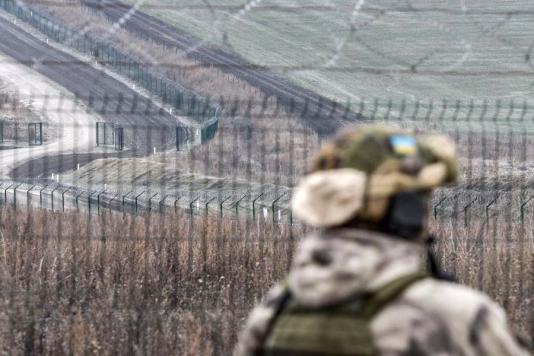 Паркан та колючий дріт на кордоні України з Росією
