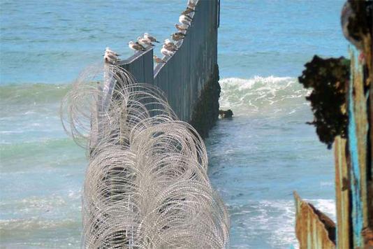 Колючая проволока на границе с Мексикой украдена