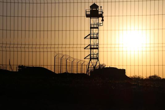 Колючий дріт та паркан на кордоні з Росією