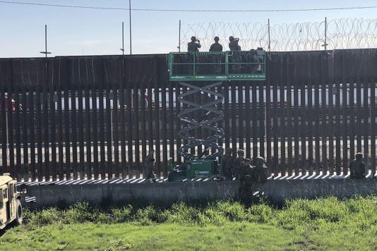 Установка колючей проволоки на границе с Мексикой военными США