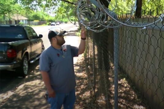 Колючий дріт на паркані в Остіні