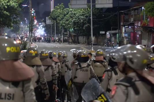 Полиция и колючая проволока против демонстрантов в Индонезии