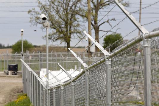 Паркан та колючий дріт на плантації канабісу в Онтаріо