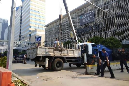 Колючая проволока и бетонные блоки убираются с улиц Джакарты