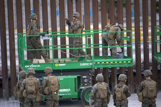 Забор на границе с Мексикой, военные и колючая проволока