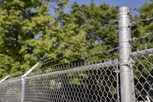 Паркан та колючий дріт в одному з парків Лондона