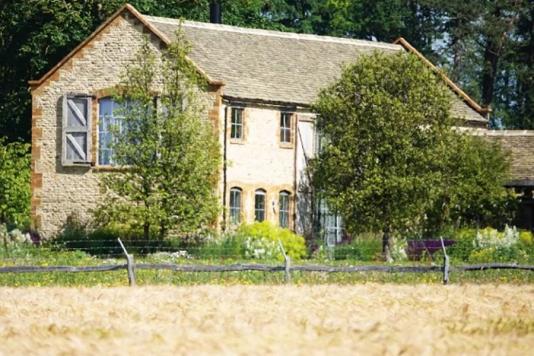 Колючий дріт на паркані Бекхемів