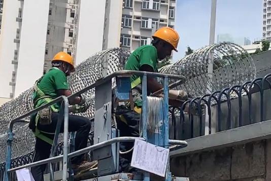 Колючий дріт на поліцейській дільниці Гонконгу