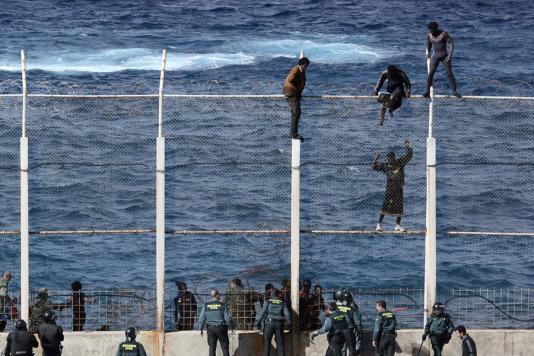 Колючий дріт на паркані в Іспанії