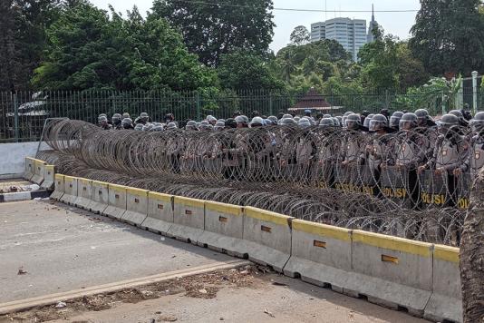 Колючая проволока и полиция защищает парламент в Индонезии от студентов