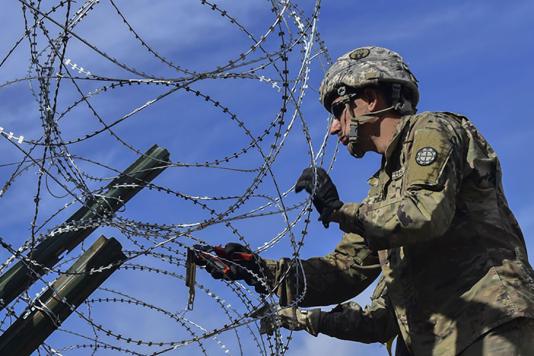Колючие заграждения на границе с Мексикой