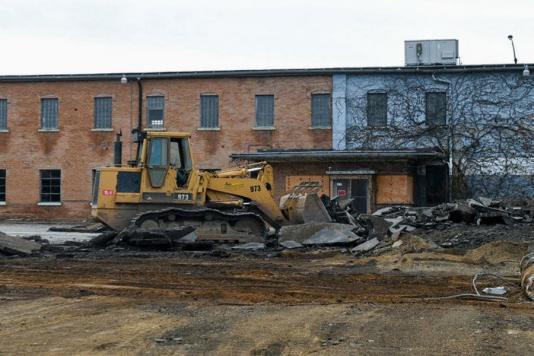 Будівля старого заводу з виробництва колючого дроту