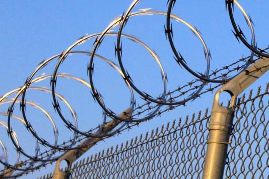 Сучасний колючий дріт у Фресно