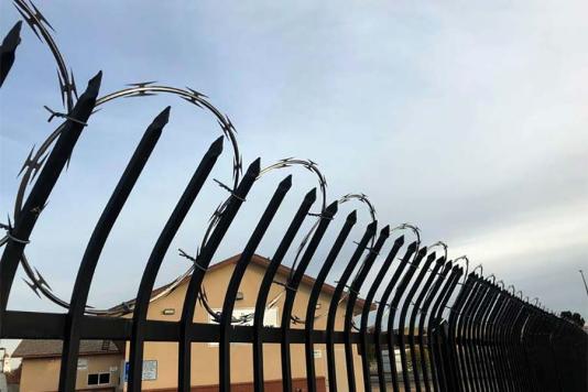 Колючий дріт у Фресно
