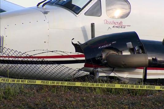 Зруйнований паркан з колючим дротом в аеропорту