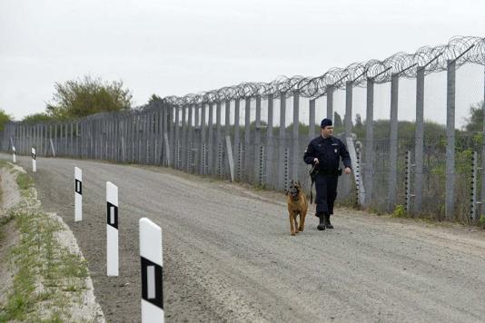 Колючая проволока и забор на границе Венгрии