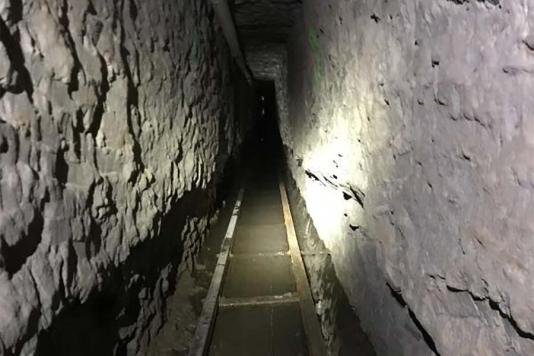 Туннель под колючей проволокой в Мексике