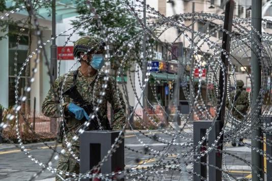 Колючая проволока при пандемии коронавируса в Малайзии