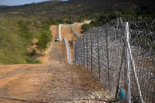 Огорожа з колючого дроту на кордоні Південної Африки та Зімбабве