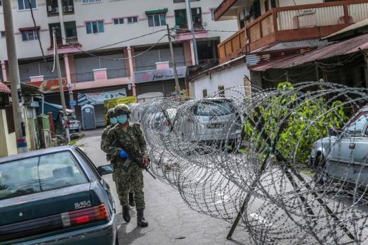 Селаянг-Бару заблокований колючим дротом