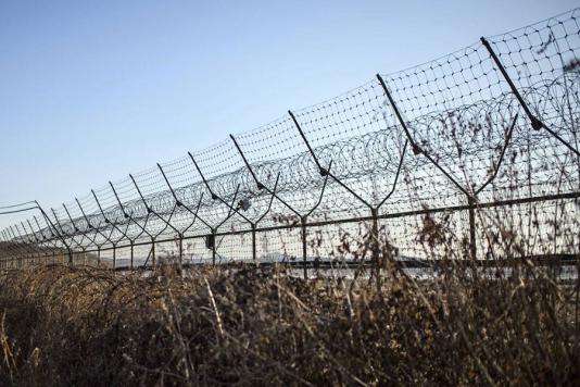 Колючий дріт на кордоні Північної та Південної Кореї